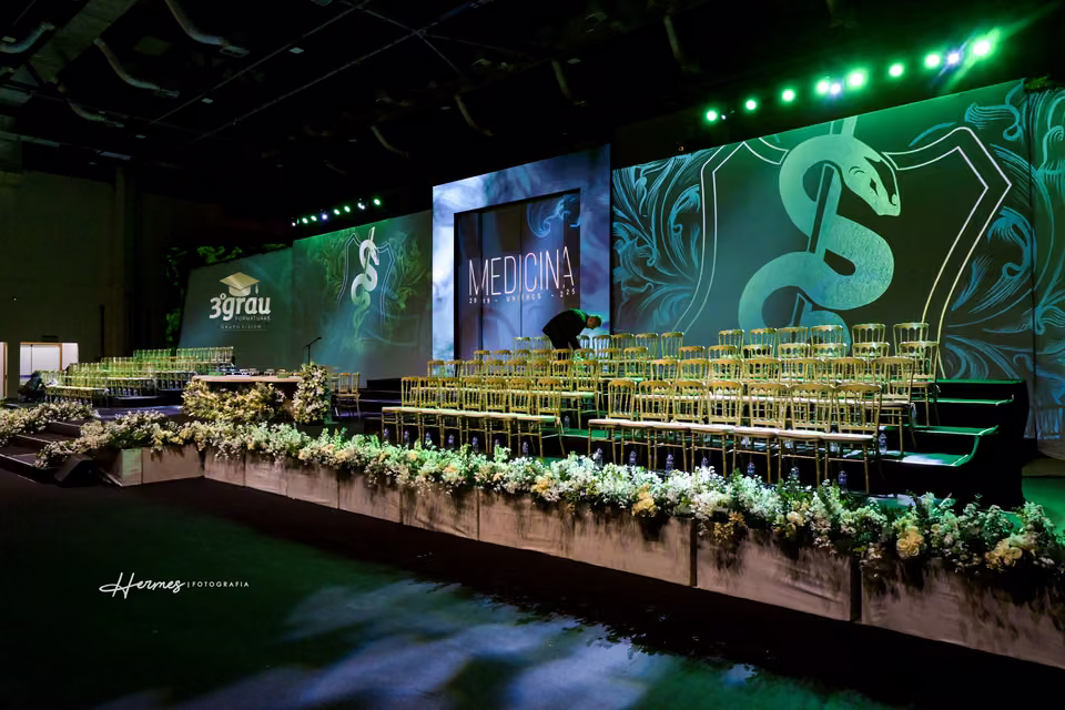 Decoração e estrutura do salão de colação de grau de Medicina em Salvador, 2025