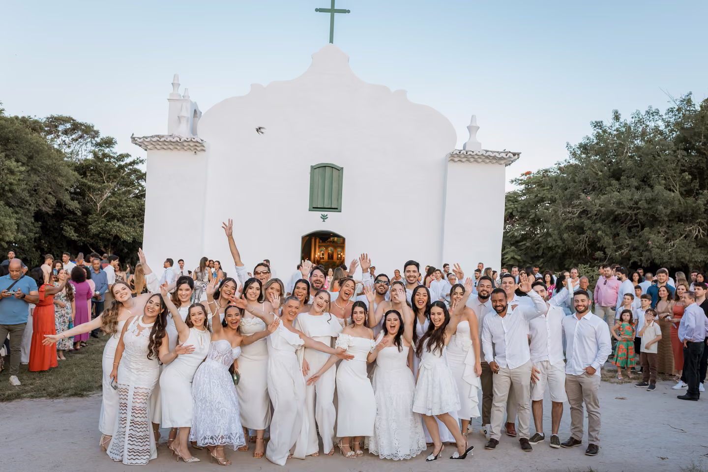 Turma de formandos reunida em frente à igreja no evento religioso da formatura, Salvador, 2024