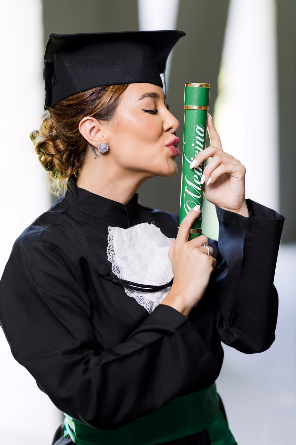 Formanda beijando o canudo de formatura, Salvador, 2024