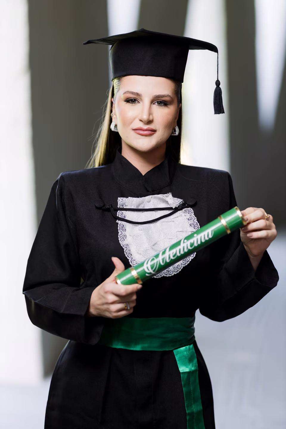 Formanda de beca segurando o canudo, Salvador, 2024