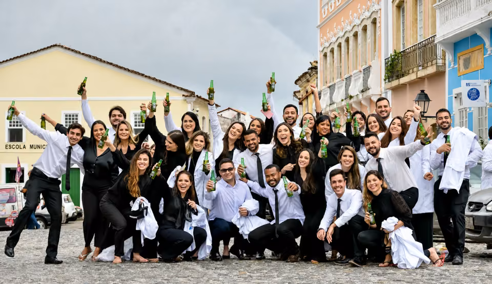 Turma de formandos comemorando no Pelourinho, Centro Histórico de Salvador
